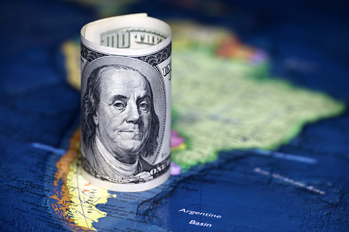 Dólares estadounidenses en el mapa de América del Sur photo