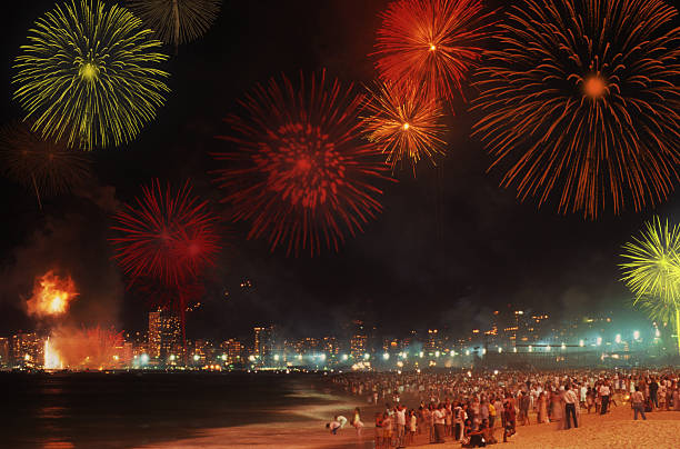 reveillon in 코파��카바나 해변을 - fire firework display new year 뉴스 사진 이미지