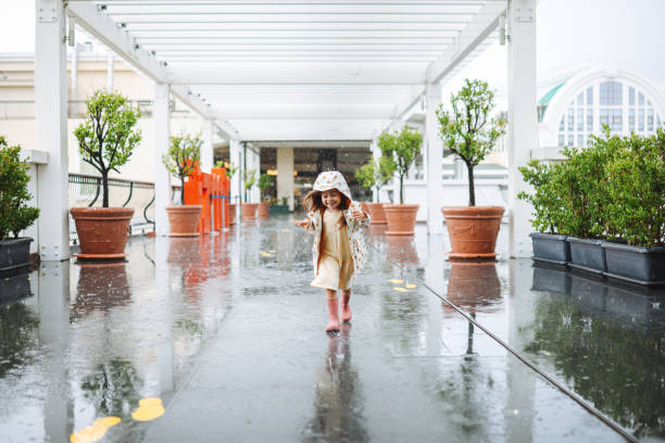 행복한 어린 소녀 에 웃는 에 비 스톡 사진 - wet dress rain clothing 뉴스 사진 이미지