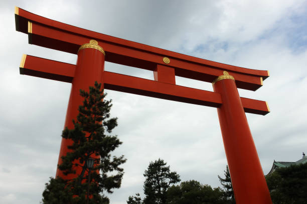 京都の繁華街の曇りの日に平安神宮の巨大鳥居 - 平安神宮 ストックフォトと画像