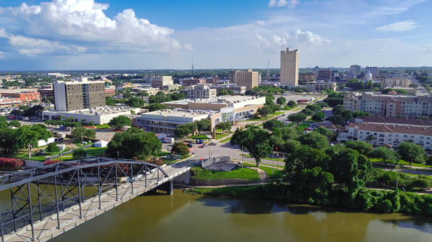 vista dall'alto del centro di waco e del distretto culturale dal washington avenue bridge attraversa il fiume brazos - waco foto e immagini stock