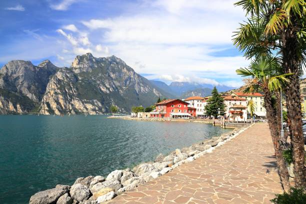 vista de nago-torbole na costa norte do lago garda. trentino, norte da itália, europa. - riva degli schiavoni - fotografias e filmes do acervo