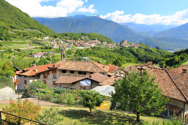 vista de tenno. trentino, norte da itália, europa. - travel destinations alto adige north tirol dolomites - fotografias e filmes do acervo