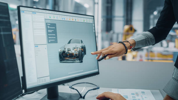 deux ingénieurs automobiles discutent des plans de concept-car sur un ordinateur de bureau dans un bureau moderne à l’usine d’assemblage. une femme chef de projet industriel parle à un designer masculin à vehicle factory. - computer network engineer communication design photos et images de collection