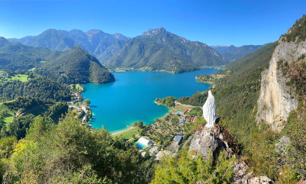 le magnifique lac ledro dans le trentin. italie du nord, europe. - northern lake photos et images de collection