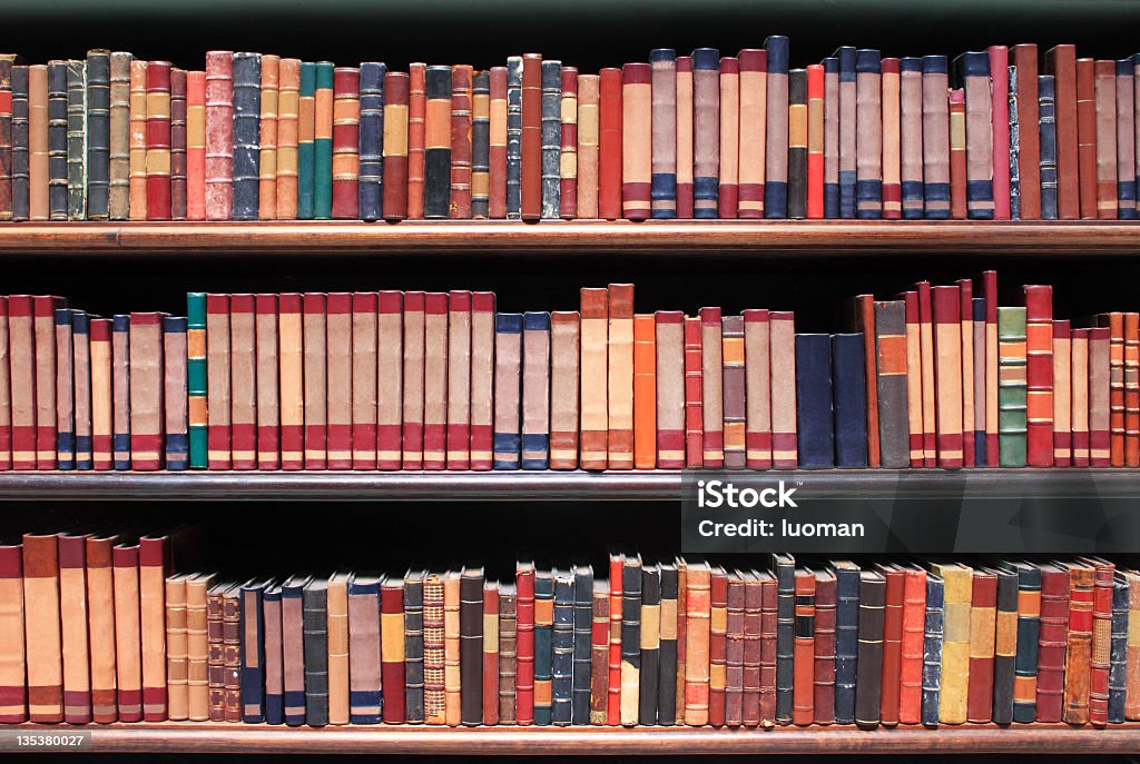Livros antigos em uma biblioteca - Foto de stock de Estante de Livro royalty-free
