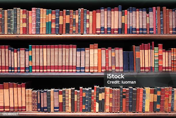 Foto de Livros Antigos Em Uma Biblioteca e mais fotos de stock de Estante de Livro - Estante de Livro, Antigo, Biblioteca