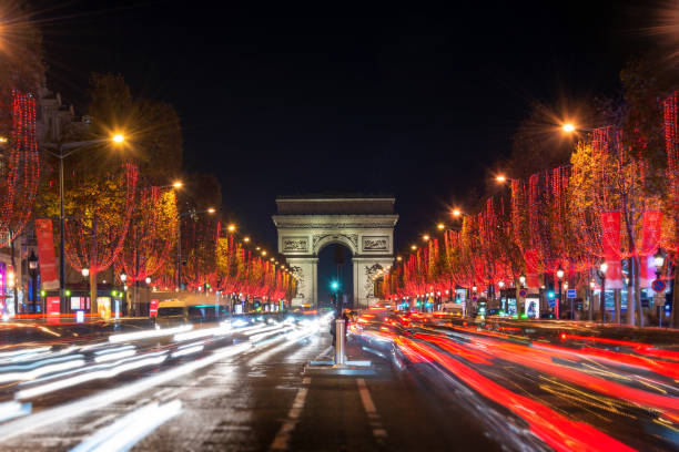 viale degli champs elysees e l'arco di trionfo decorato con luci rosse di natale di notte a parigi, in francia. vacanze di natale, inverno a parigi. - arc arc de triomphe paris france street foto e immagini stock