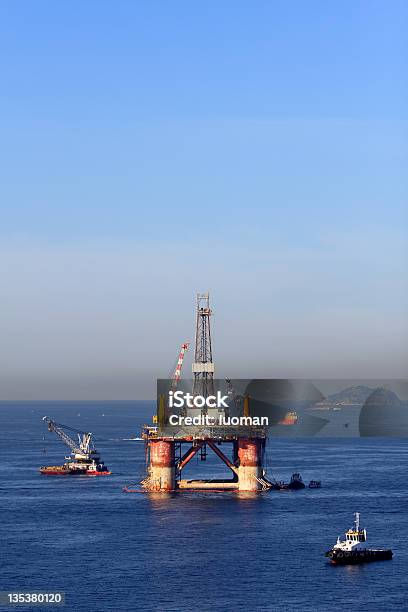 Plataformas De Plataforma De Petróleo Foto de stock y más banco de imágenes de Agua - Agua, Aire libre, Amarrado