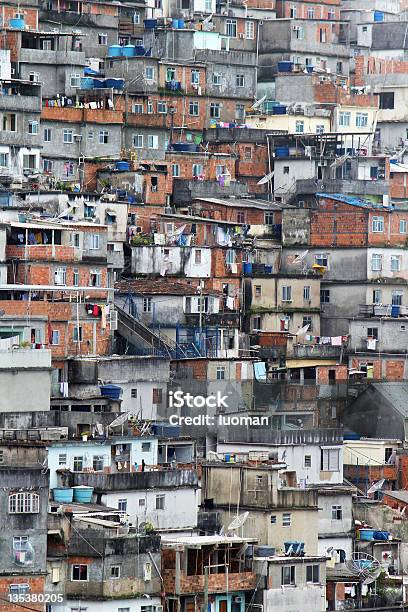 Favelas De Río De Janeiro Foto de stock y más banco de imágenes de Aire libre - Aire libre, Alcubilla, Antena - Aparato de telecomunicación