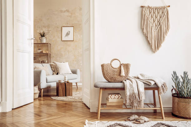 composición elegante del interior de la sala de estar con marco de maqueta, banco de madera, almohada, plaid, bolso de mujer, libros, cactus, macrame, planta, decortaion y elegantes accesorios personales en la decoración moderna del hogar. - estilo boho fotografías e imágenes de stock