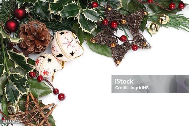 Jingle Bell Y Star Christmas Frame Foto de stock y más banco de imágenes de Arreglo - Arreglo, Navidad, Acebo
