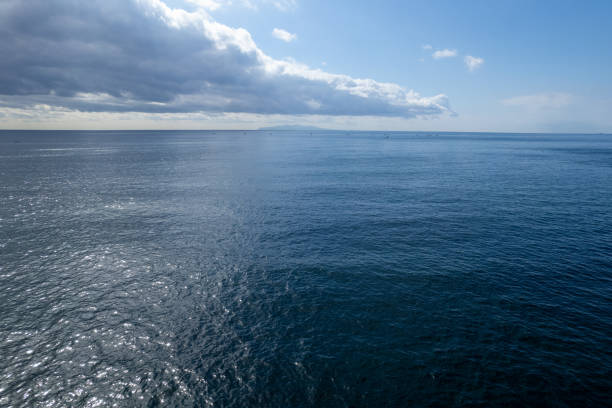 horizon and clouds seen from above sea level - deniz seviyesi stok fotoğraflar ve resimler
