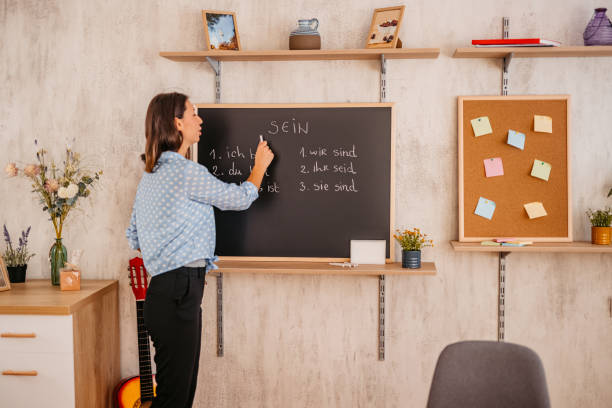 ドイツ語のレッスンをオンラインで行う女性教師 - german language ストックフォトと画像