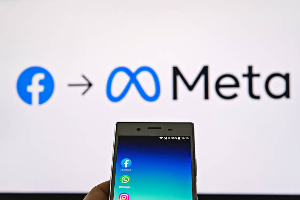 мобильный дисплей с логотипом приложений facebook, whatsapp и instagram на фоне размытого логотипа meta на белом мониторе - yan стоковые фото и изображения