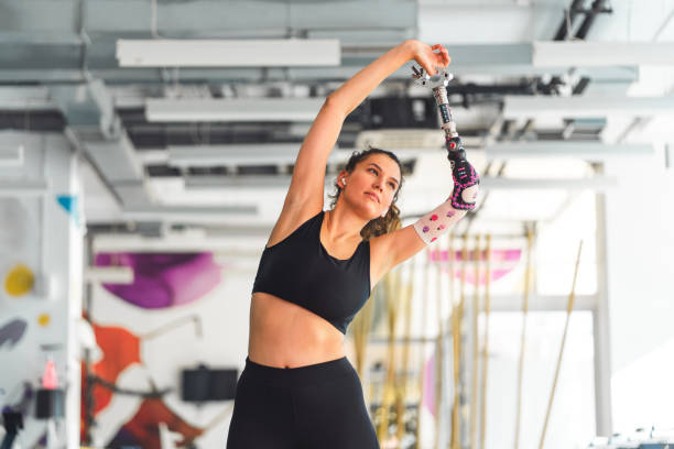 ejercicio de la mujer discapacitada - equipo protésico fotografías e imágenes de stock