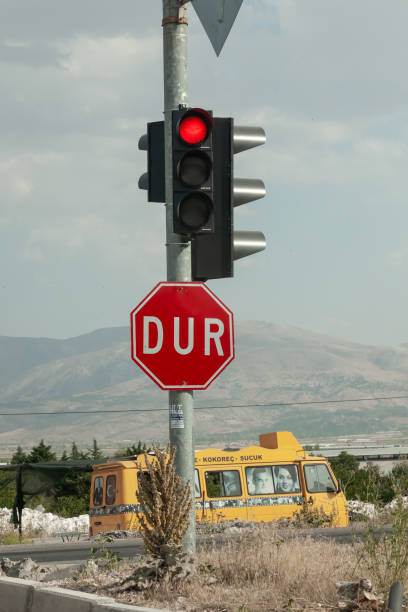 semáforo em vermelho com sinal de pare na língua turca, feche - abstract arrow sign close up warning sign - fotografias e filmes do acervo