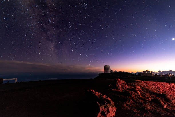 ハレアカラ国立公園からの夜景, 背景に天文台と天の川 - マウイ島, ハワイ, アメリカ合衆国. - haleakala national park ストックフォトと画像