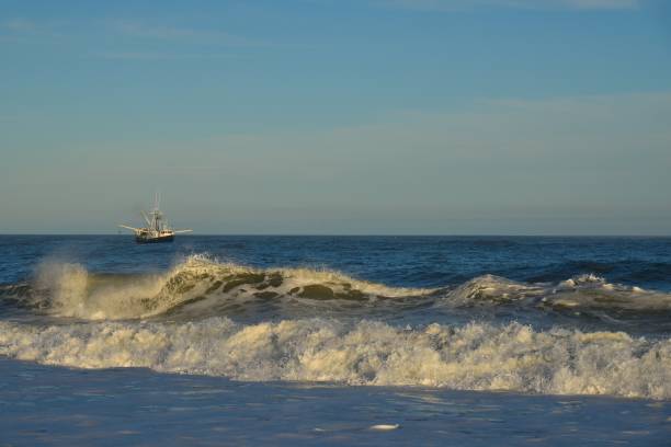 peschereccio a strascrivito in partenza per l'atlantico tempestoso - maryland fishing atlantic ocean sea foto e immagini stock