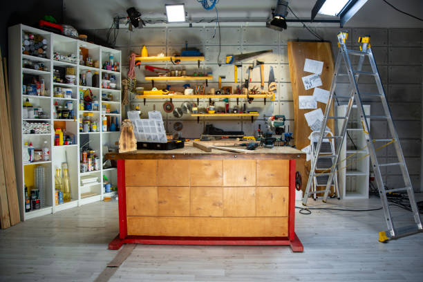 laboratorio di falegnameria dotato degli strumenti necessari - drill power tool work tool carpenter foto e immagini stock