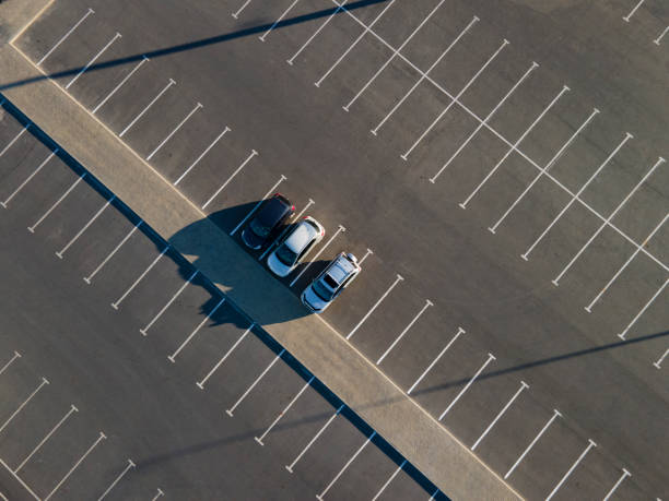 estacionamiento de la ciudad con 3 autos vistos desde arriba, vista aérea superior. - small group of objects fotografías e imágenes de stock
