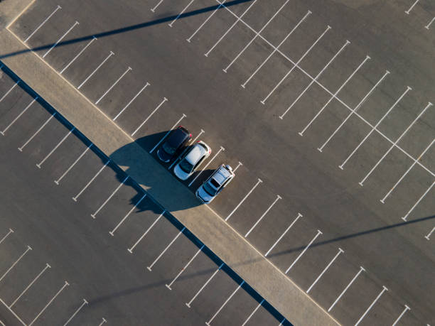 estacionamento da cidade com 3 carros vistos de cima, vista para a antena superior. - small group of objects - fotografias e filmes do acervo