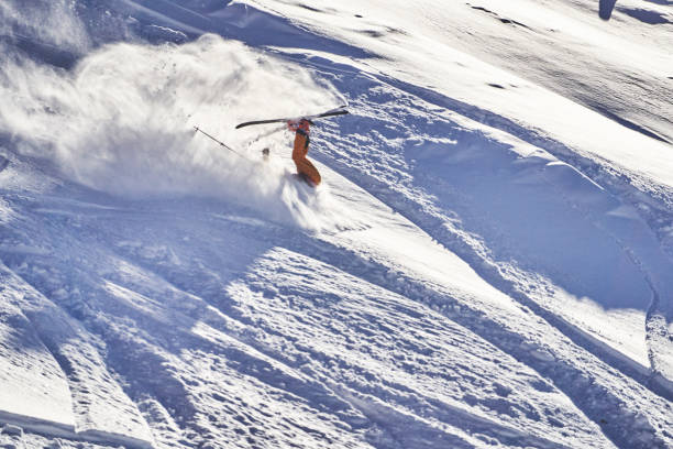 el esquiador cae a gran velocidad, en la cresta nevada de la montaña - determination telemark skiing exploration winter fotografías e imágenes de stock