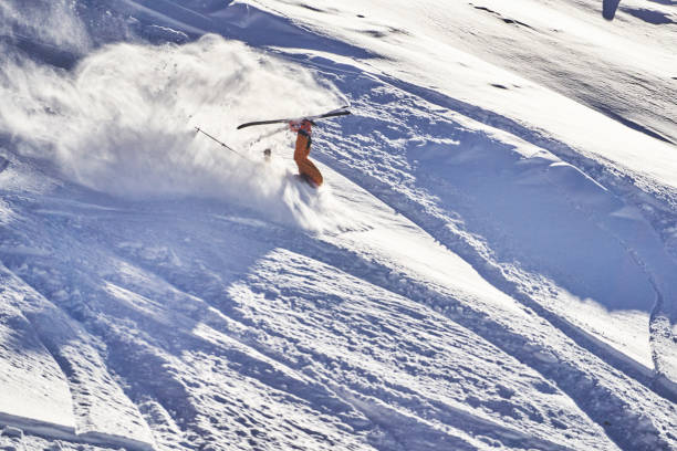 esquiador cai em velocidade, em montanha de neve - telemark skiing skiing ski moving down - fotografias e filmes do acervo