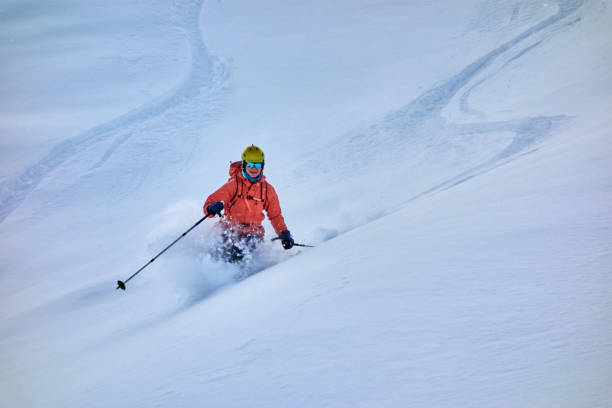 esquiadora sertaneja desce encosta de neve - telemark skiing skiing ski moving down - fotografias e filmes do acervo