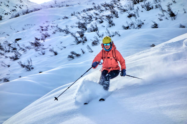 esquiadora sertaneja desce montanha de neve - telemark skiing skiing ski moving down - fotografias e filmes do acervo