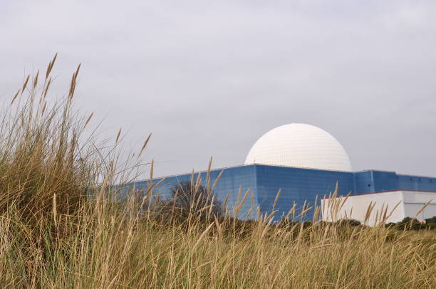 cupola distante - sizewell b nuclear power station foto e immagini stock