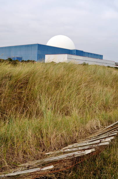 recinzione e cupola rotte - sizewell b nuclear power station foto e immagini stock