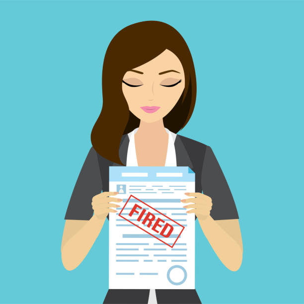 kaukasische mitarbeiterin mit papier mit stempel - gefeuert. personalabbau, wirtschaftskrise. problem der arbeitslosigkeit. - business businesswoman distraught backgrounds stock-grafiken, -clipart, -cartoons und -symbole