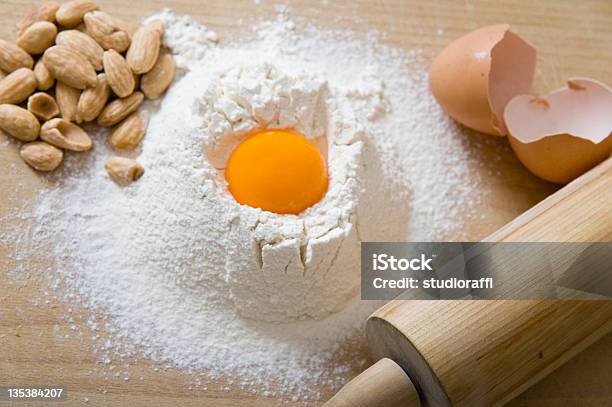 Foto de Fonte De Farinha Com Ovos e mais fotos de stock de Farinha - Farinha, Amêndoa, Bolo de café