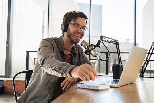 12 PODCASTS RELEVANT FOR FUTURE BUSINESS OWNERS