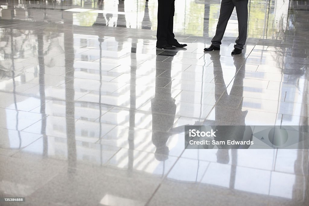 Empresários em pé juntos no lobby - Foto de stock de Chão royalty-free
