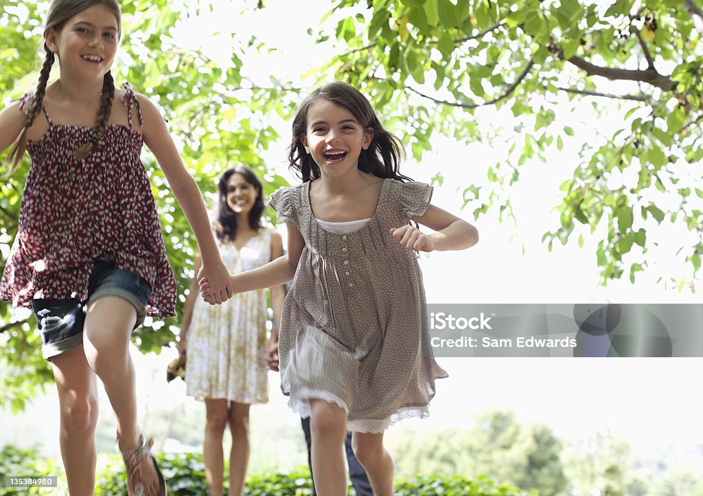 Mädchen holding Hände und Laufen im Freien - Lizenzfrei Familie Stock-Foto