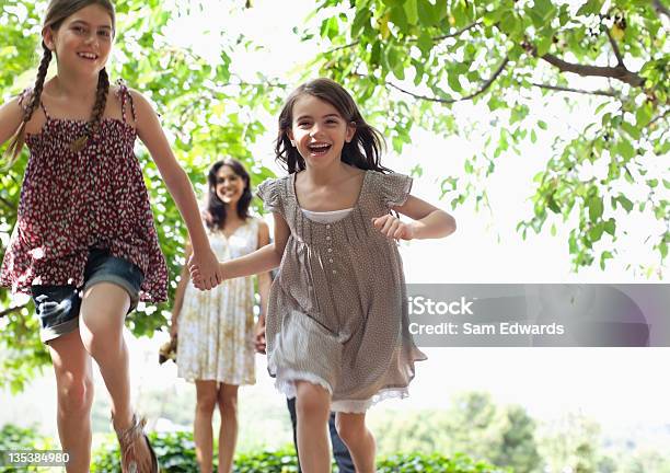 Mädchen Holding Hände Und Laufen Im Freien Stockfoto und mehr Bilder von Familie - Familie, Parkanlage, Kind