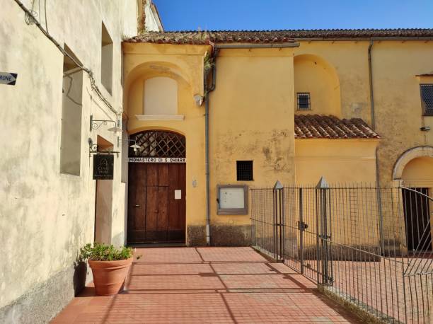 ravello - entrance of the monastery of santa chiara - santa chiara imagens e fotografias de stock