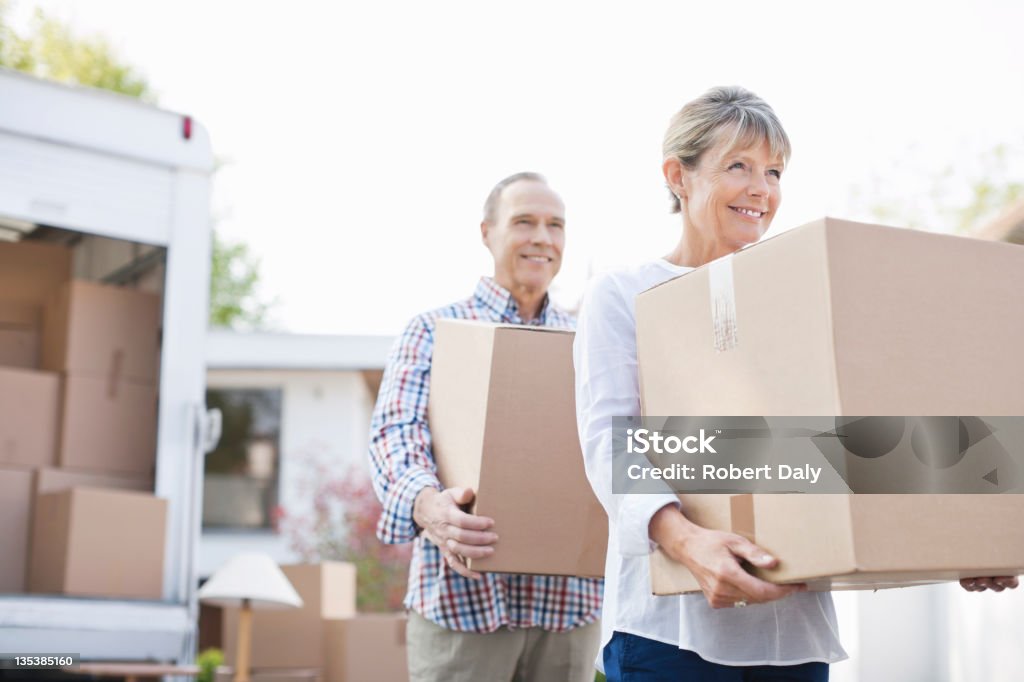 Paar Entladen von Kisten von moving van - Lizenzfrei Umzug Stock-Foto