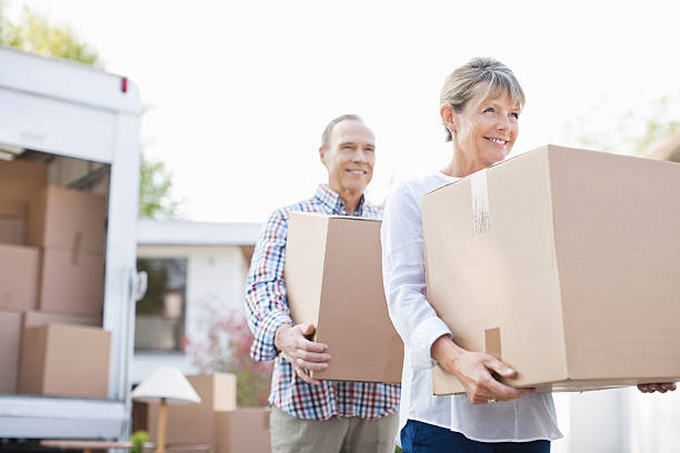 Couple unloading boxes from moving van  Hove stock pictures, royalty-free photos & images