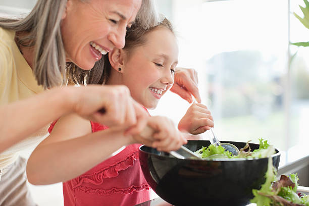 babcia i wnuczka przygotowywania sałatek - child eating healthy eating healthy lifestyle zdjęcia i obrazy z banku zdjęć