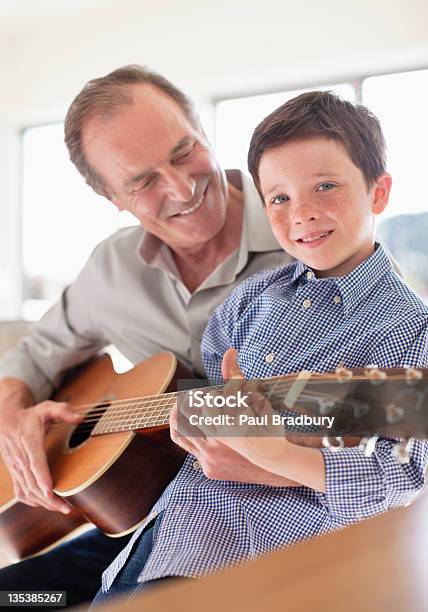 Dziadek Nauczania Wnuk Grać Na Gitarze - zdjęcia stockowe i więcej obrazów Dziadek - Dziadek, Granie, Wnuk