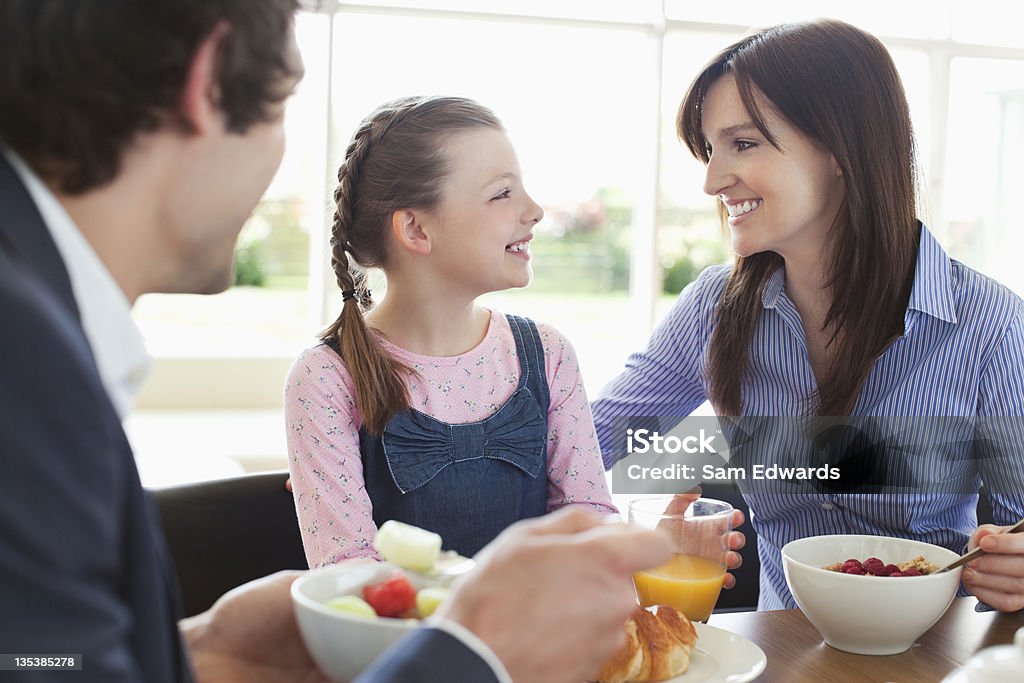 Família comer café da manhã juntos - Foto de stock de 25-30 Anos royalty-free