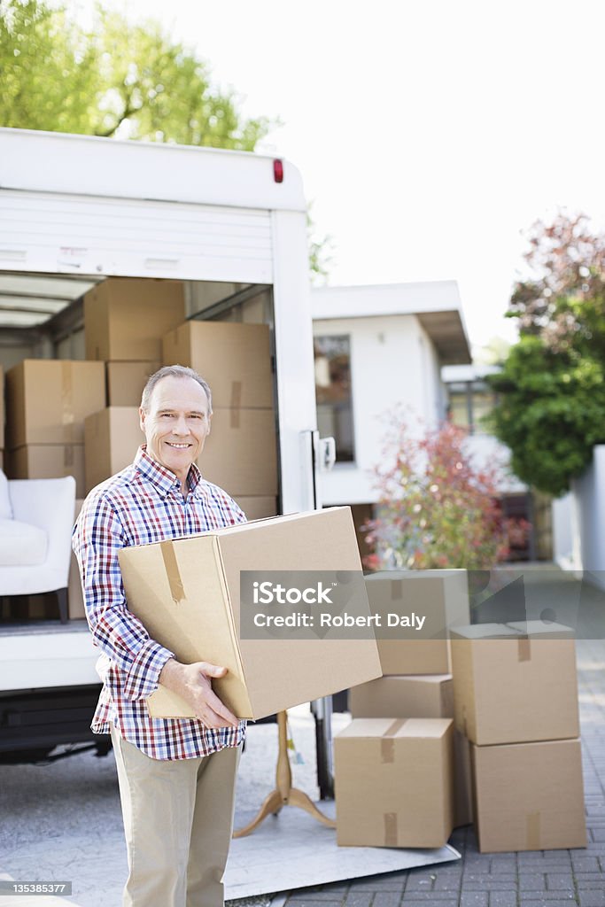 Mann Entladen box von moving van - Lizenzfrei Senioren - Männer Stock-Foto