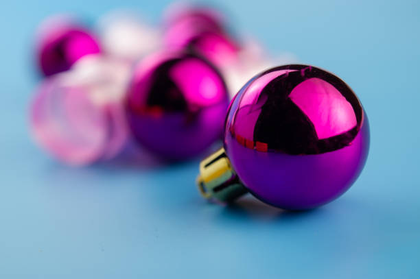 фиолетовые новогодние шары. - glossy ibis стоковые фото и изображения