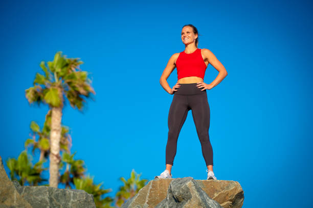 full length body beautiful blonde caucasienne femme souriante chemise rouge pantalon de yoga strong muscular fit regarder de loin avec une bonne silhouette mode de vie sain coureur détermination focus après avant l’entraînement - us supreme court photos et images de collection