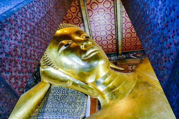 piękne zdjęcie posągu buddysty, bangkok city zrobione w tajlandii - reclining buddha zdjęcia i obrazy z banku zdjęć