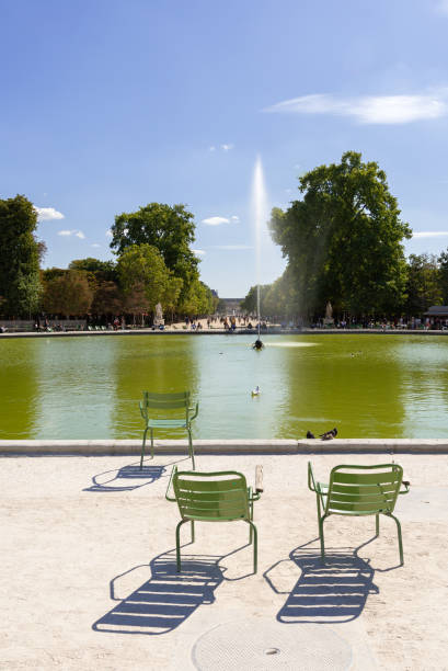 chaises devant la fontaine du jardin du luxembourg, paris, france - jardin luxembourg photos et images de collection