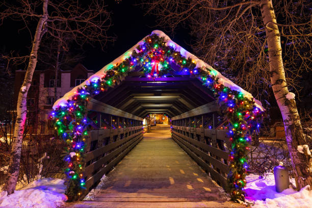 świąteczne lampki na zadaszonym moście w vail w stanie kolorado - covered bridge zdjęcia i obrazy z banku zdjęć